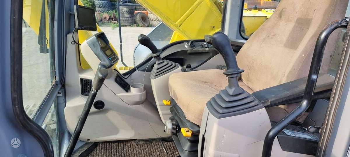 New Holland E385, excavator