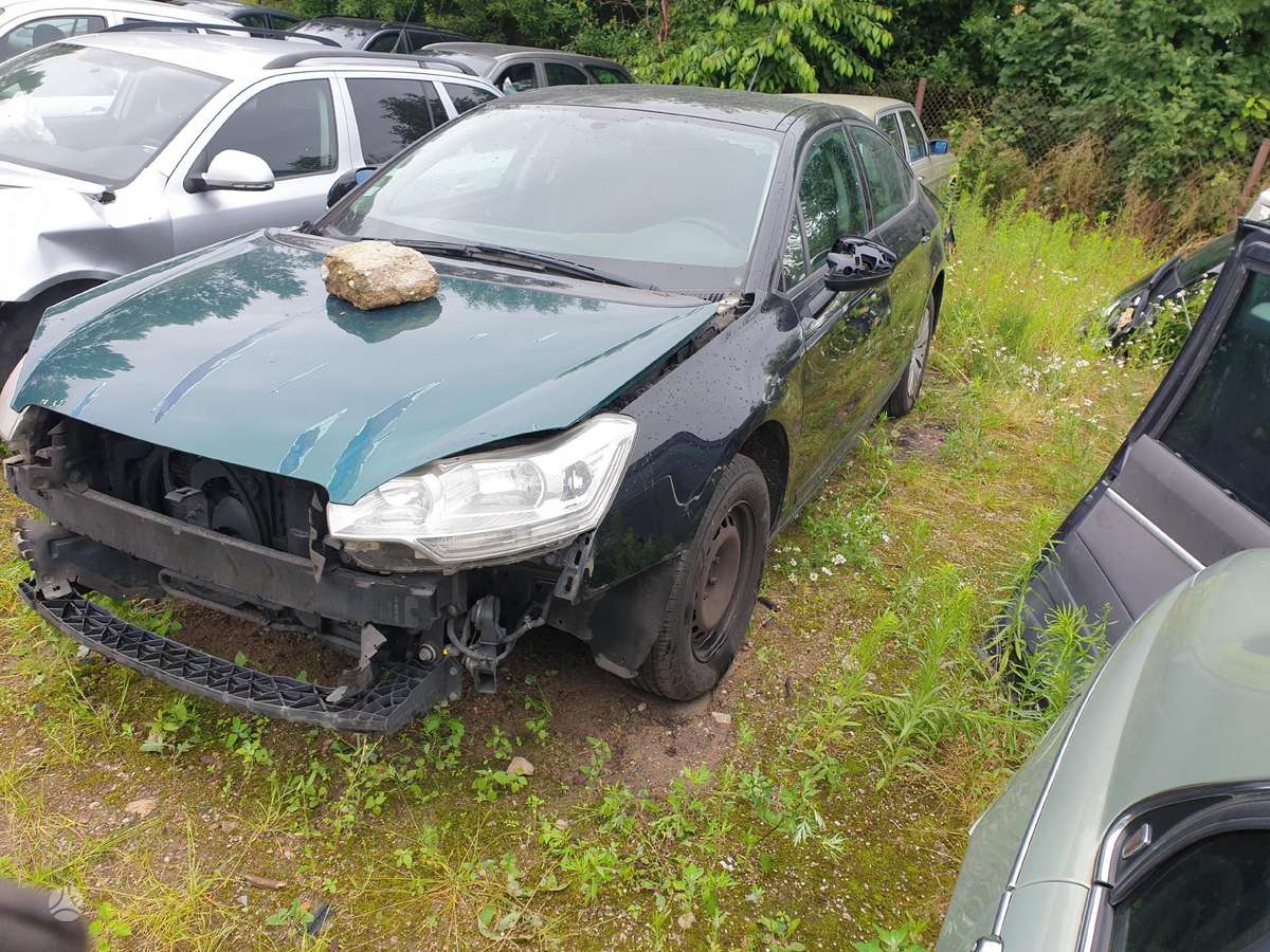 Citroen C5 dalimis. Visos priekio dalys yra