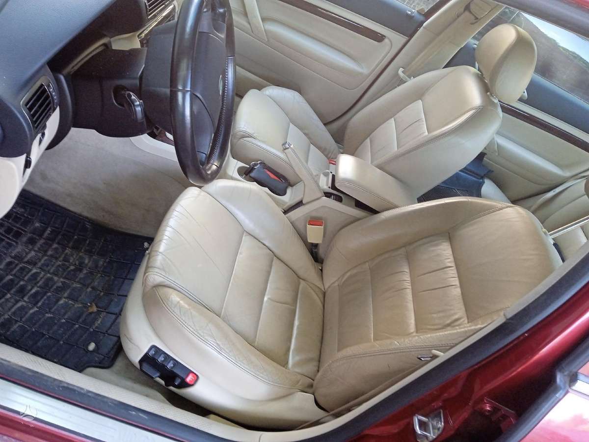 Skoda Superb dalimis. Dalimis