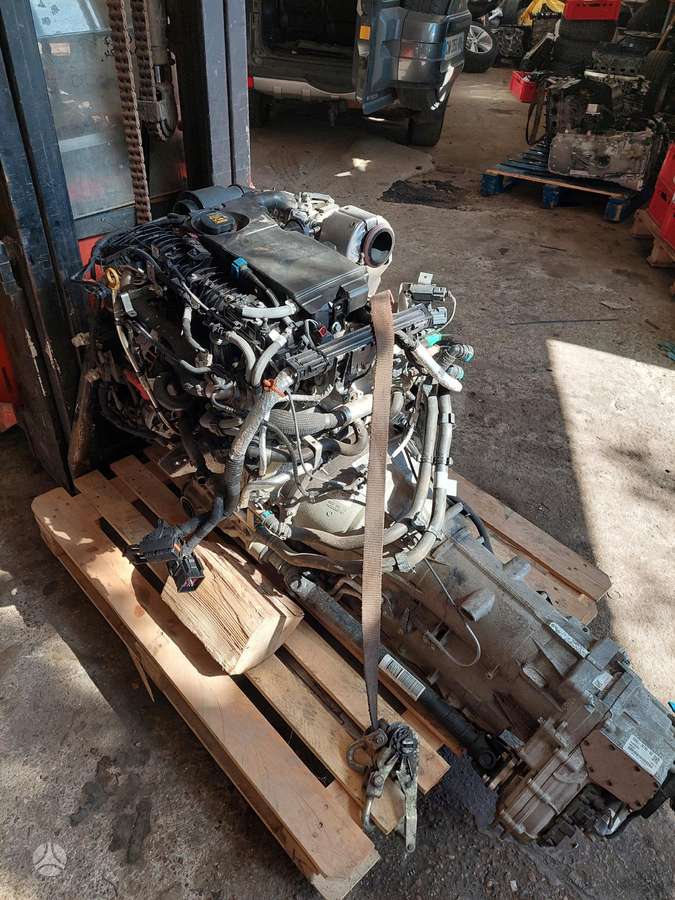 Land Rover Range Rover Velar variklio detalės