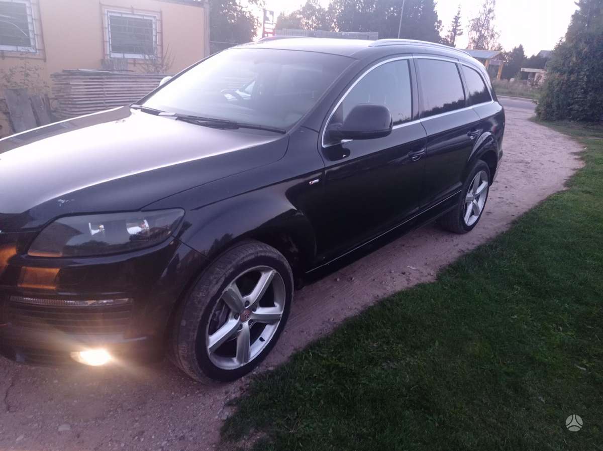 Audi Q7 for parts. 7 sedynes