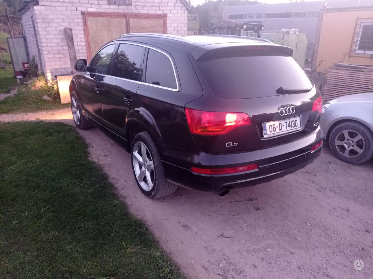 Audi Q7 for parts. 7 sedynes