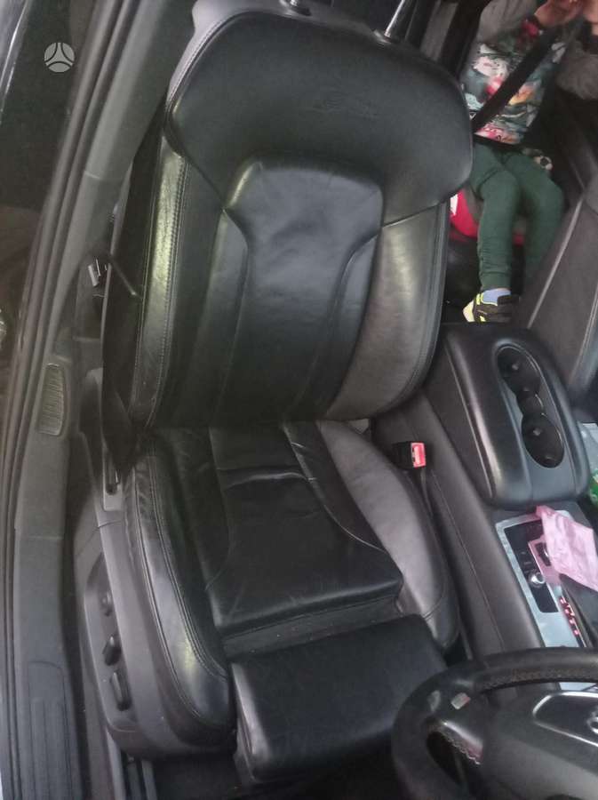 Audi Q7 for parts. 7 sedynes