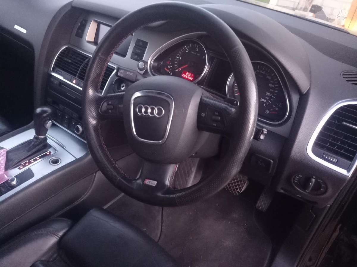 Audi Q7 for parts. 7 sedynes
