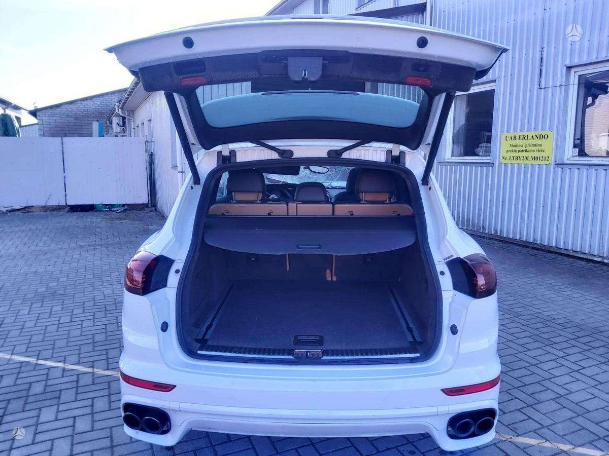 Porsche Cayenne dalimis. Europa