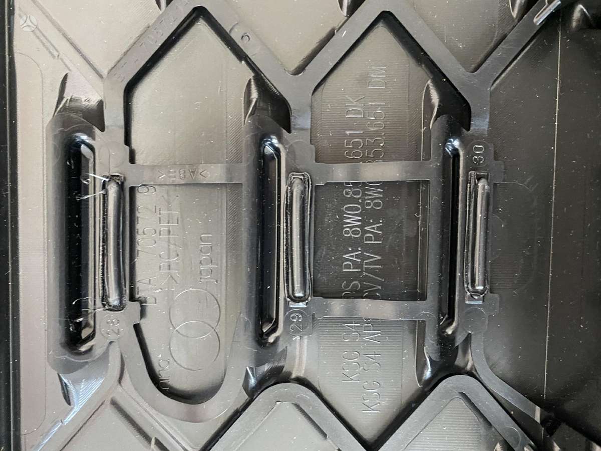Audi S4, S4, apdailos grotelės