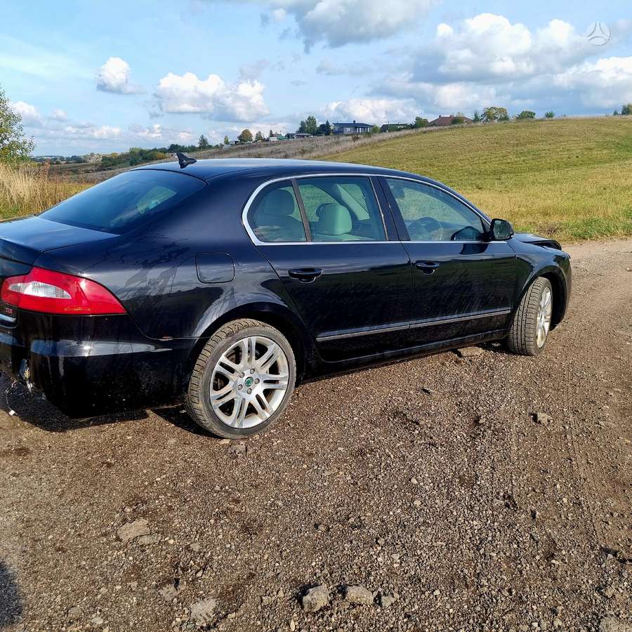 Skoda Superb dalimis
