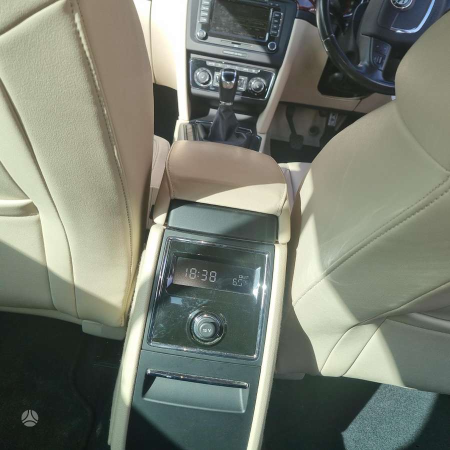 Skoda Superb dalimis