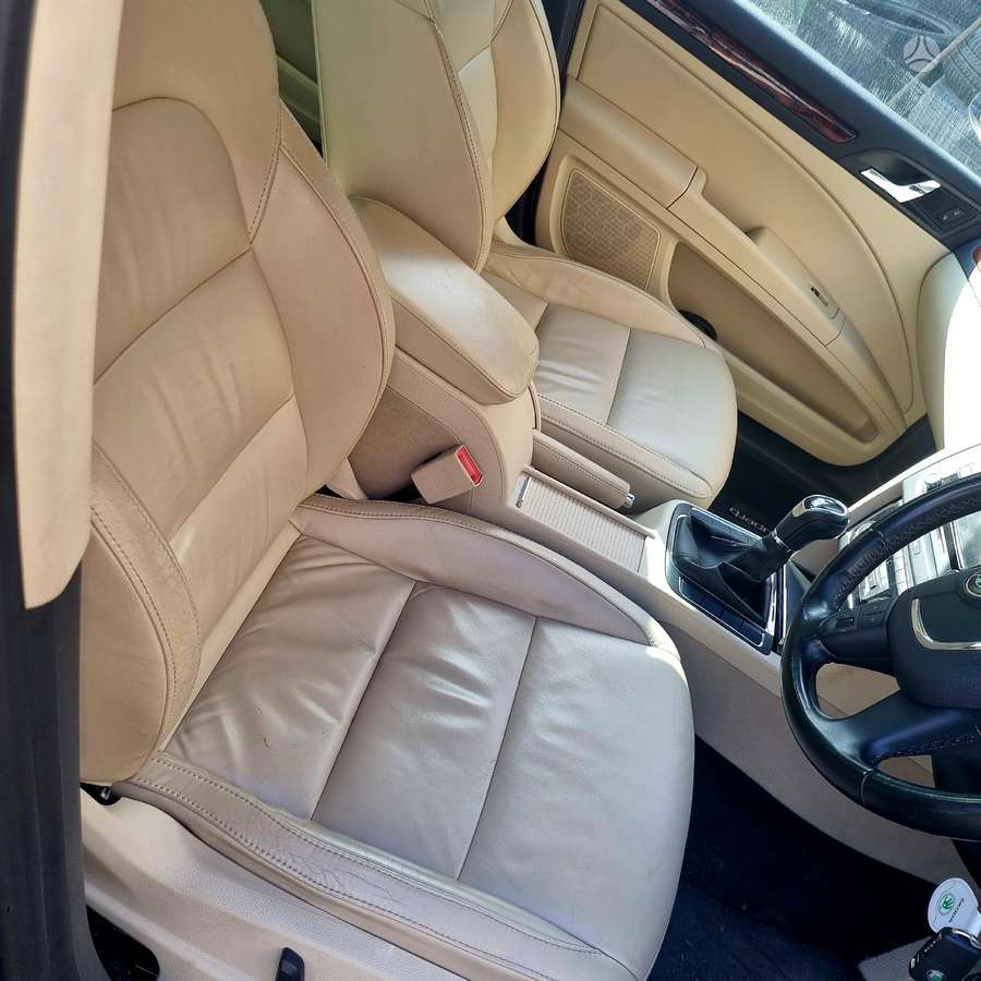 Skoda Superb dalimis