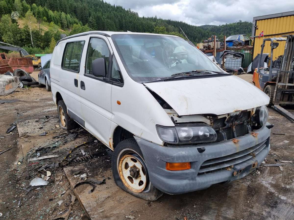 Mitsubishi L400, preču