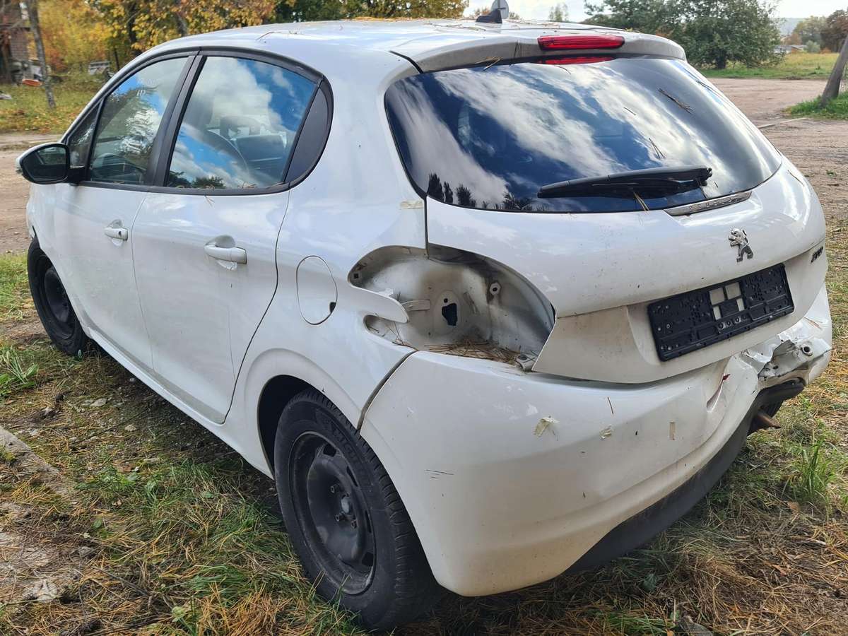 Peugeot 208 Visas dalimis