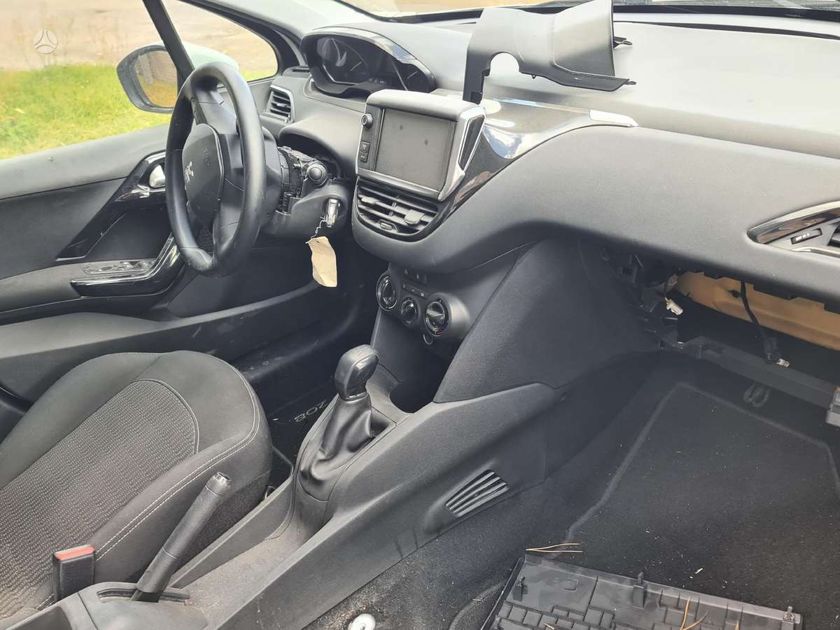 Peugeot 208 Visas dalimis