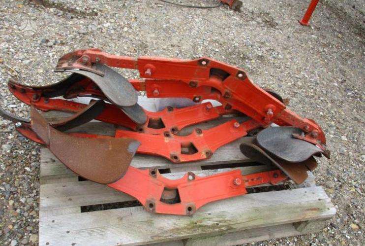 Kuhn 151..., ploughs