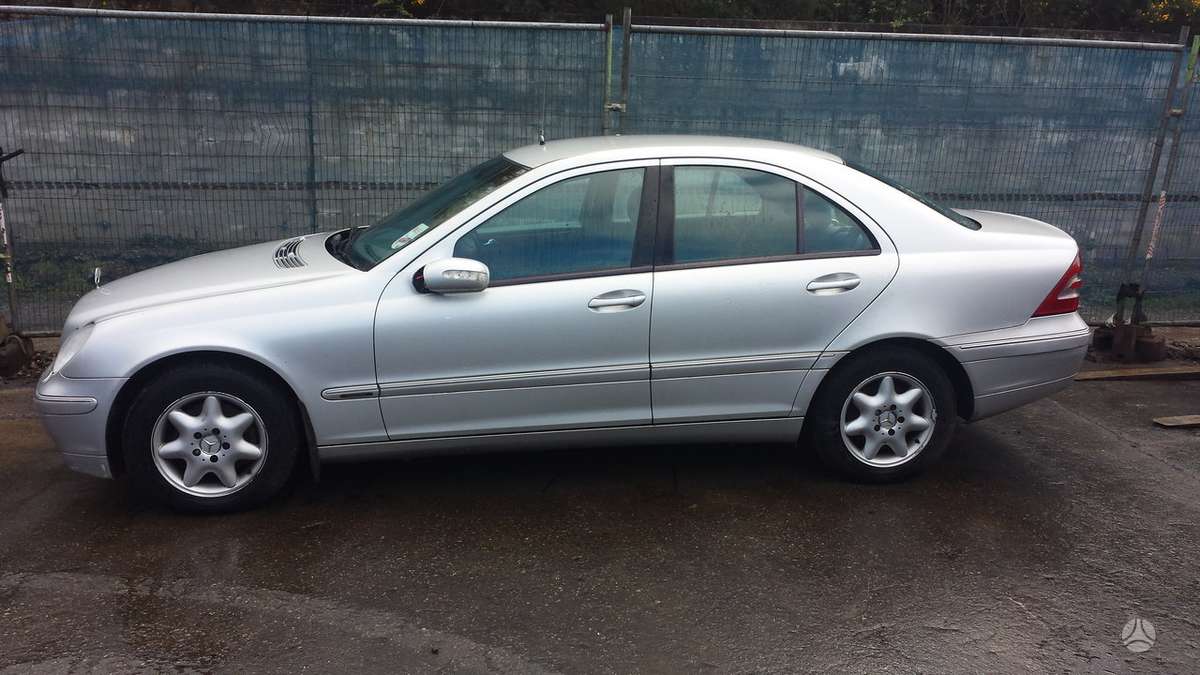 Mercedes-Benz C180 Masina dalimis