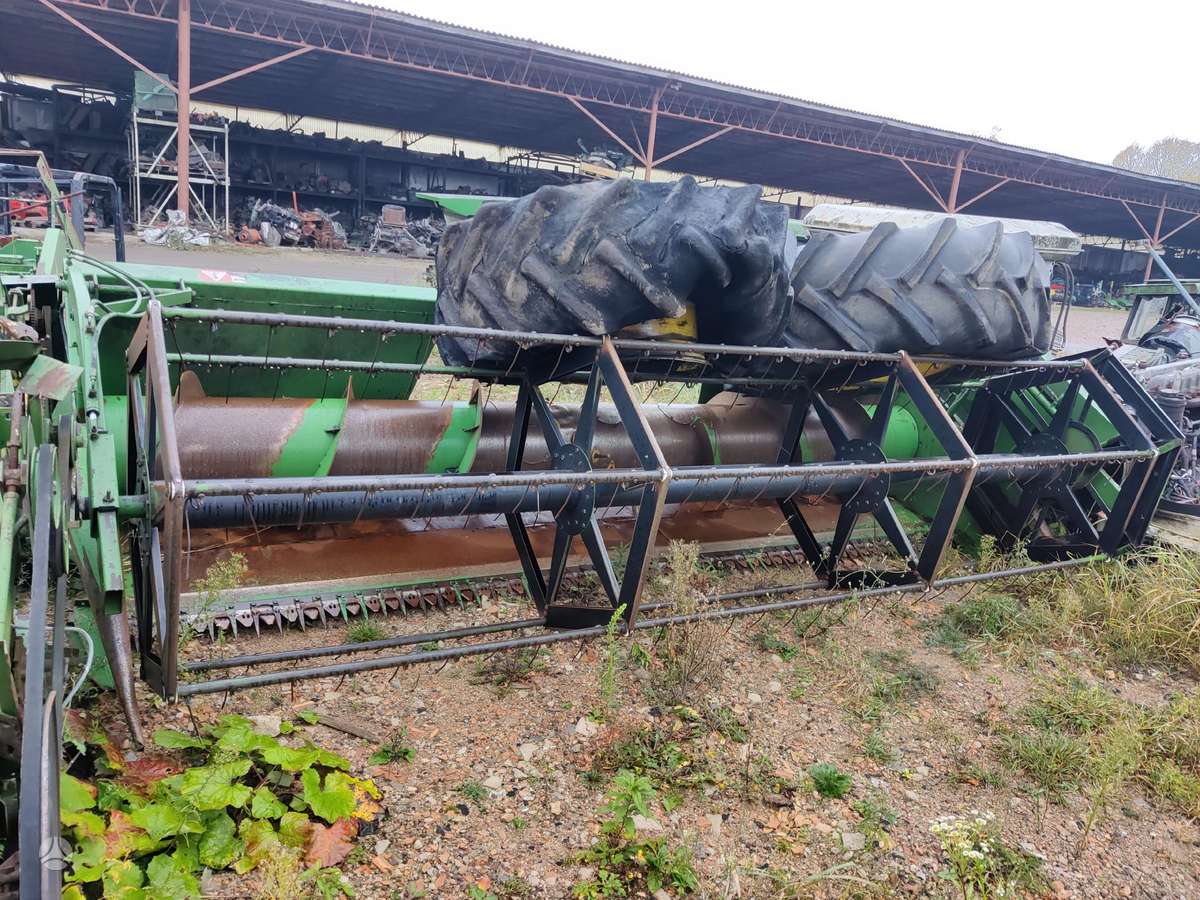 John Deere 1177, kombainai