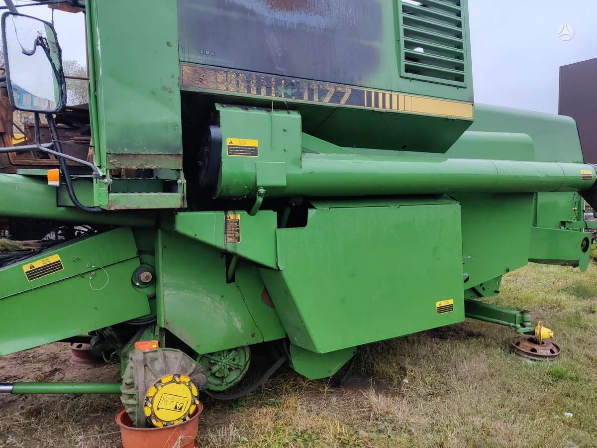 John Deere 1177, kombainai