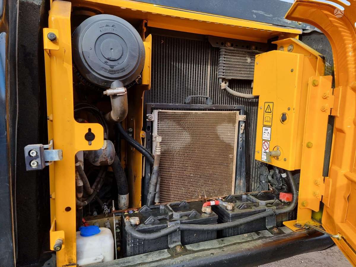 JCB JCB JS130LC +PLUS T4, экскаваторы