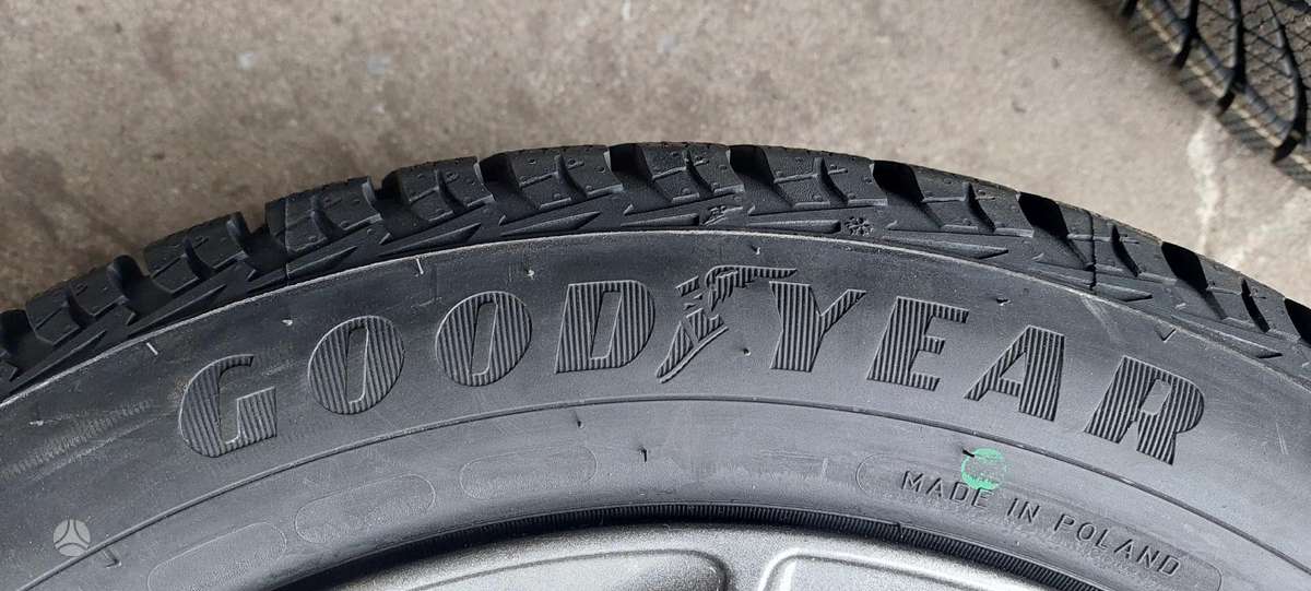 Goodyear, зимние 215/55 R17