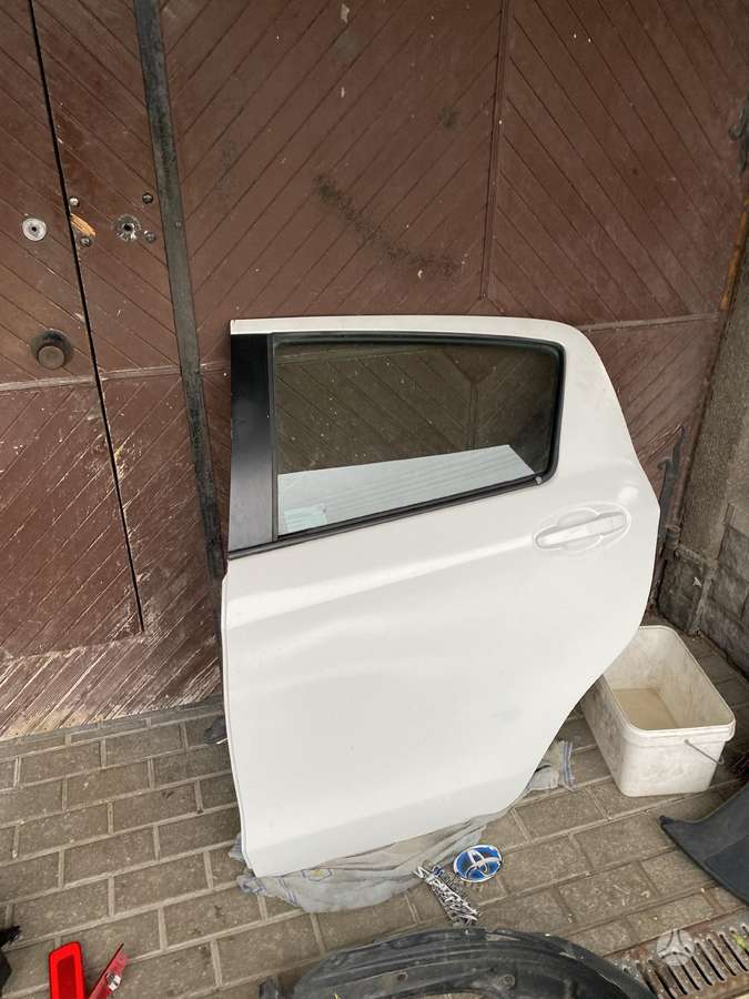 Toyota Yaris doors, lights