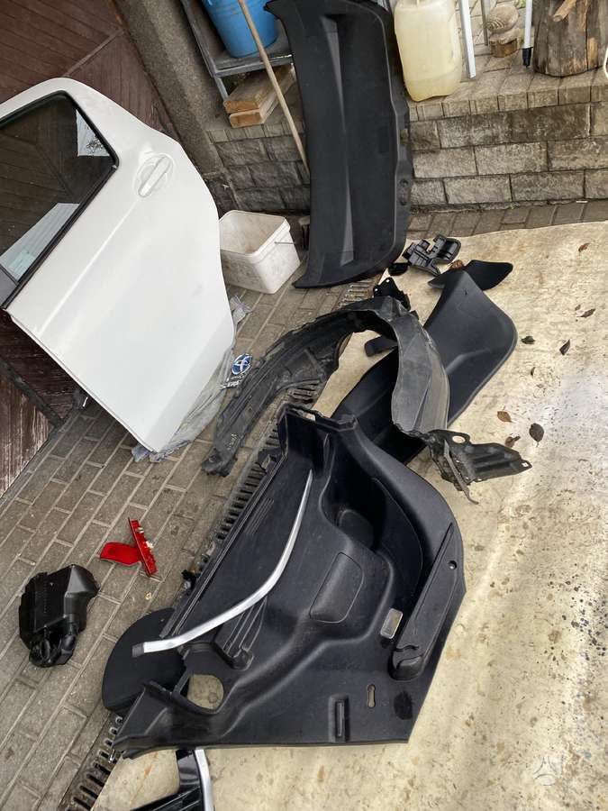 Toyota Yaris двери, фары