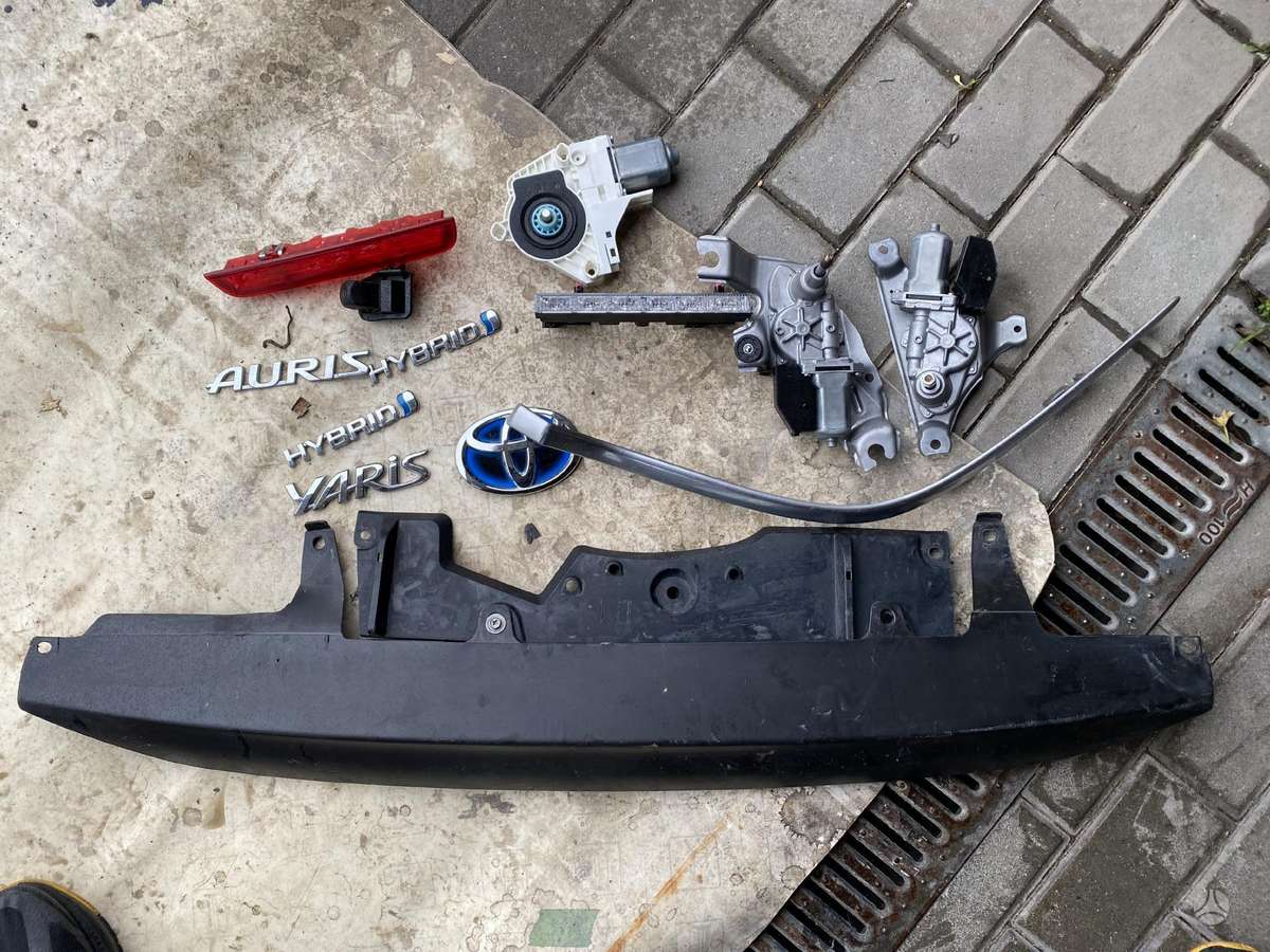Toyota Yaris двери, фары