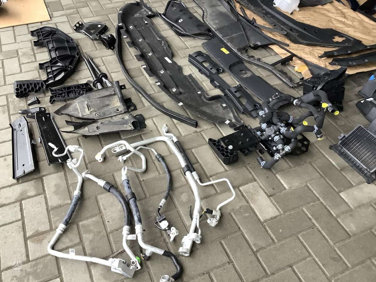 Audi e-tron kėbulo dalys