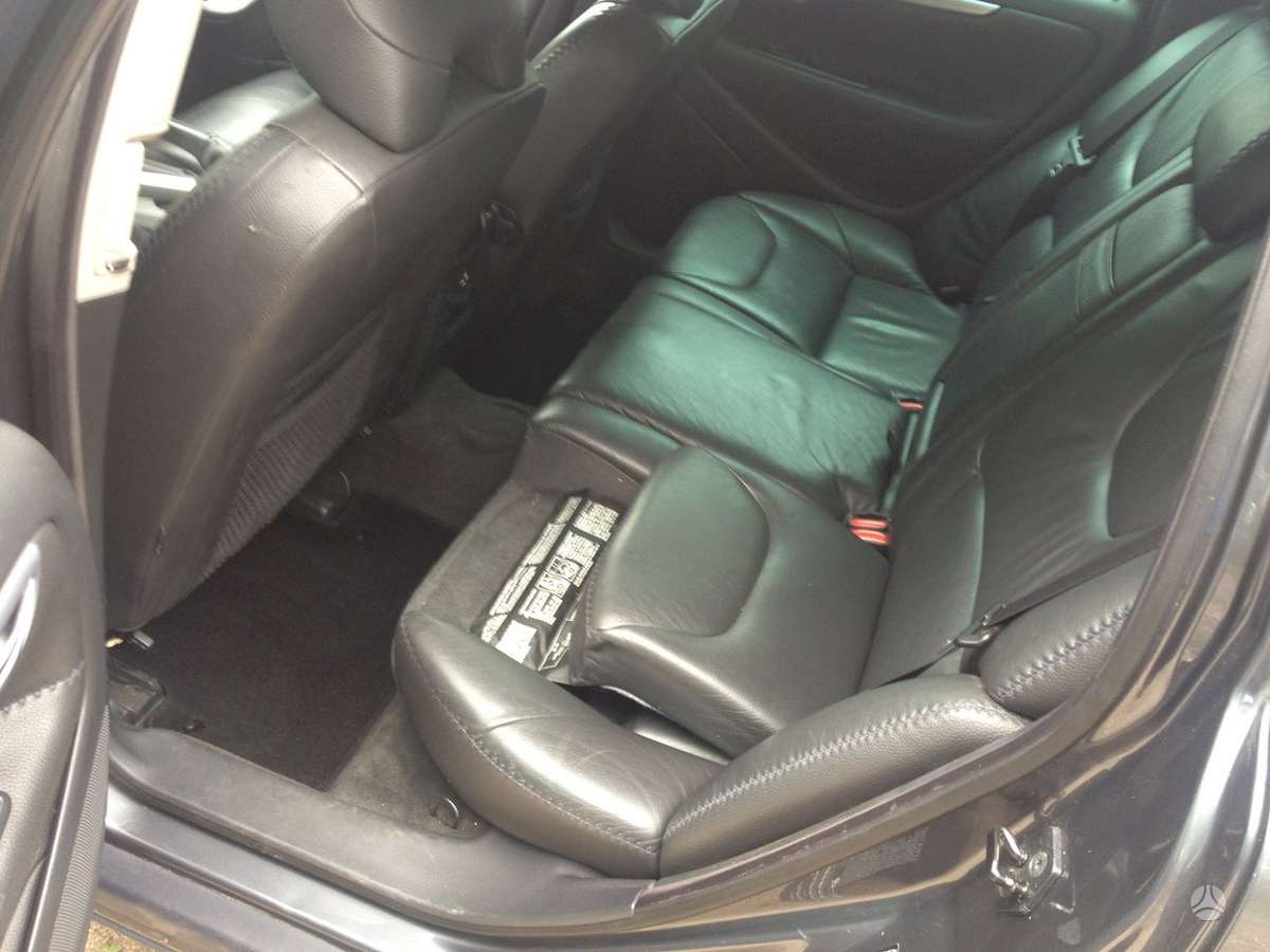 Volvo XC70 dalimis. 6 pavaros