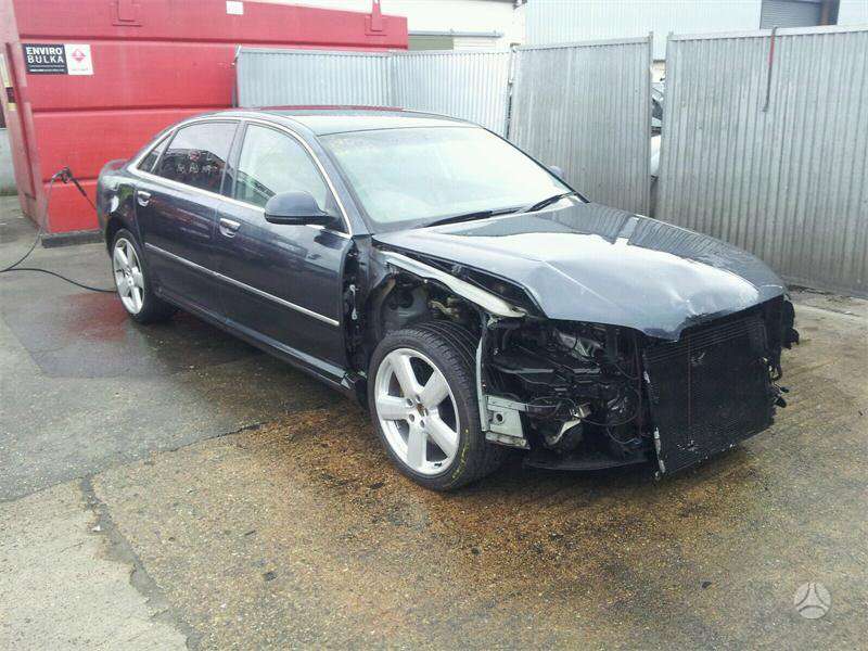 Audi A8 dalimis. Long galiniu žibintu nera