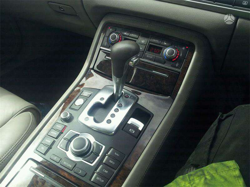 Audi A8 dalimis. Long galiniu žibintu nera