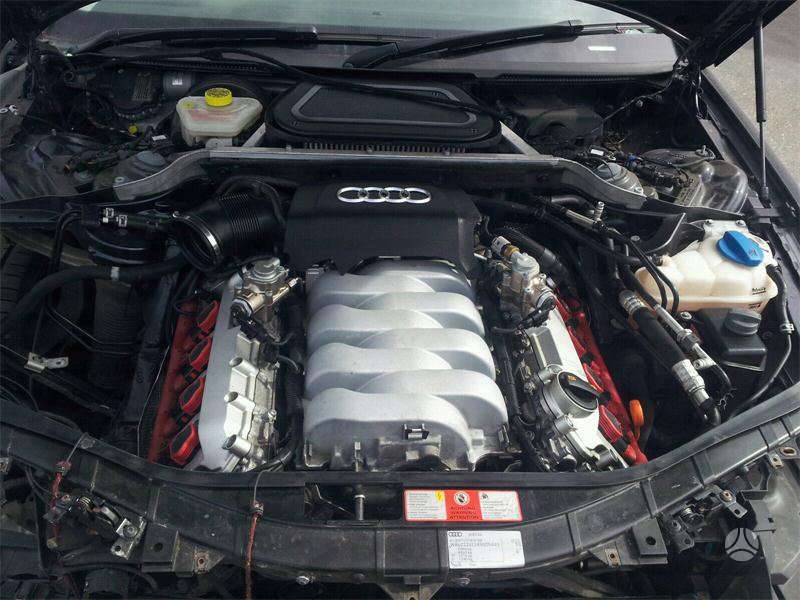 Audi A8 dalimis. Long galiniu žibintu nera
