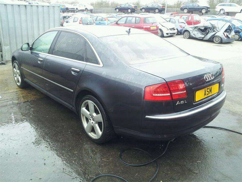 Audi A8 dalimis. Long galiniu žibintu nera