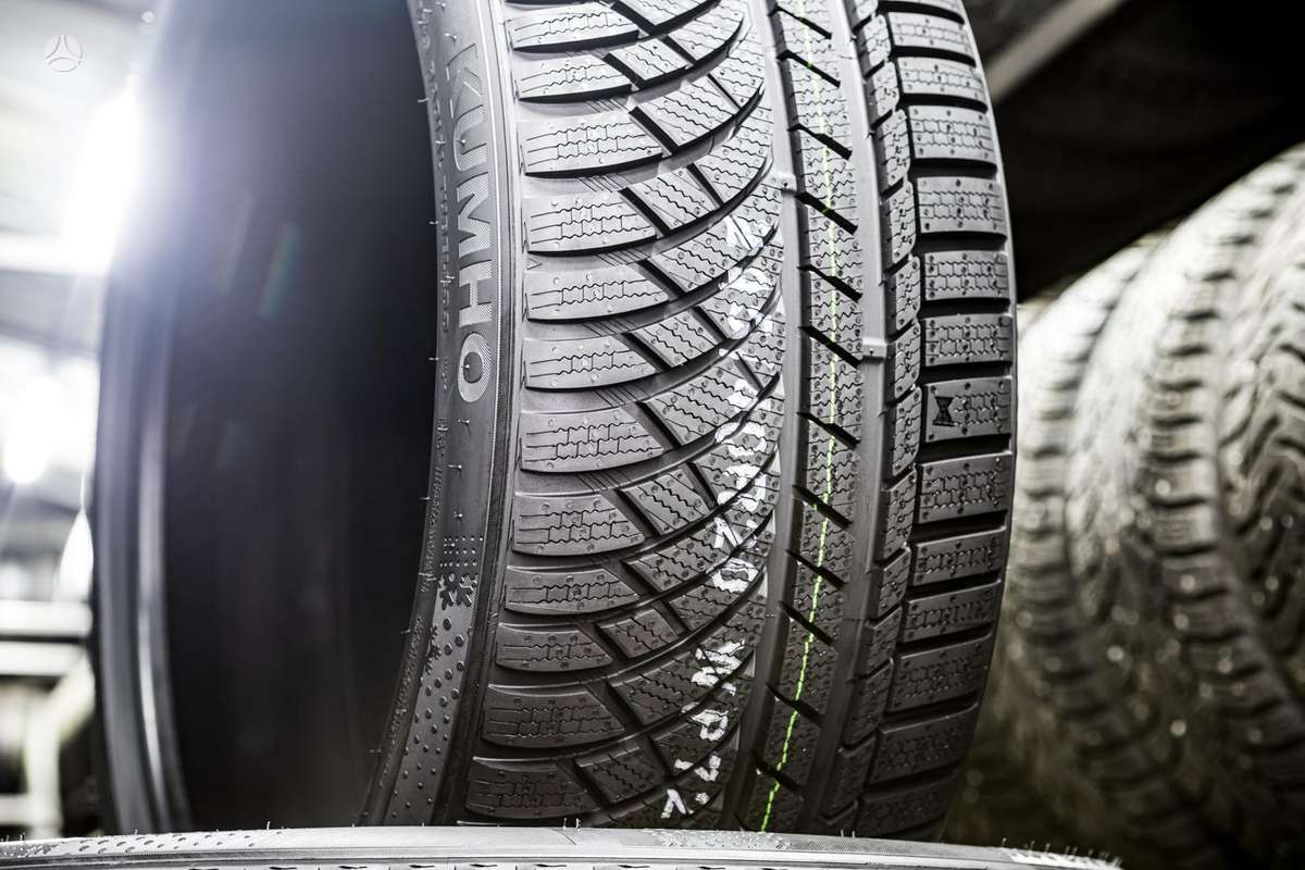 Kumho WinterCraft WP72, winter 275/35 R20
