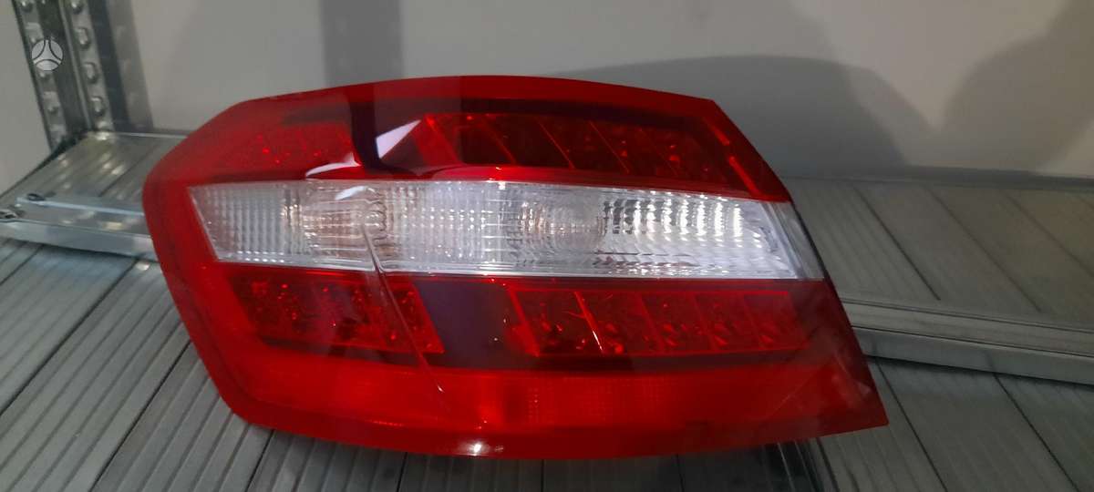 Mercedes-Benz E klasė Tik stopas