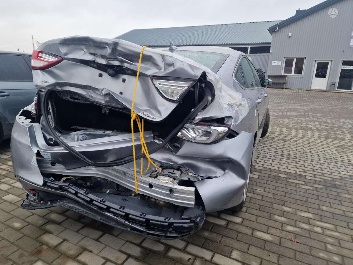 Chrysler 200 dalimis