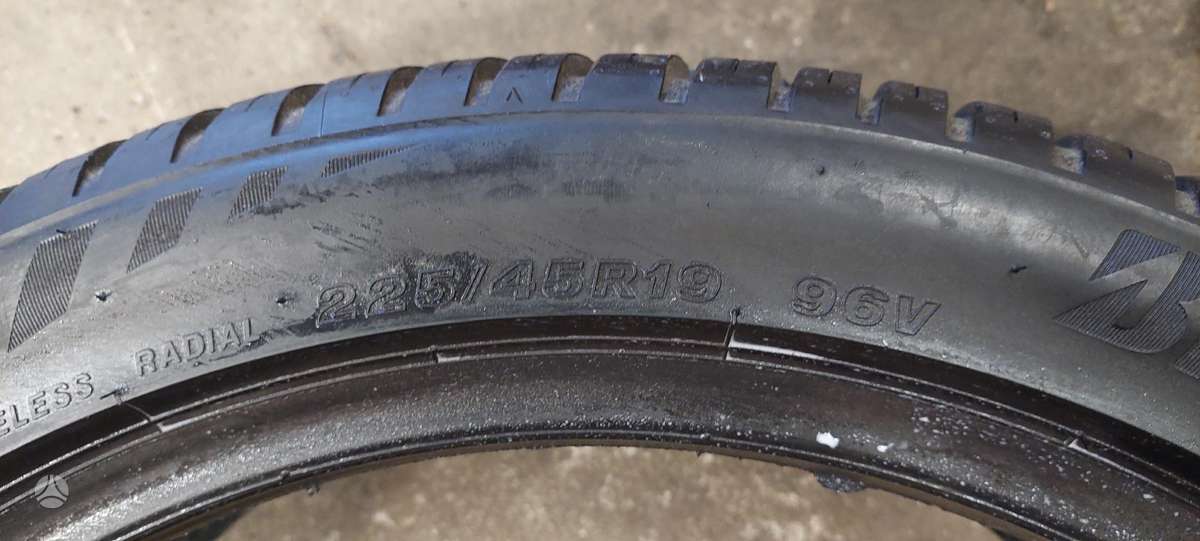 Bridgestone, universalios 225/45 R19