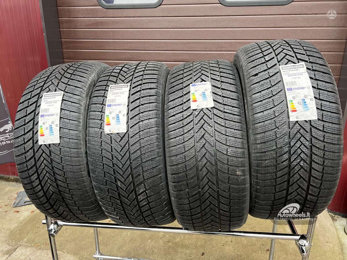 Bridgestone Blizzak LM005, winter 285/45 R20