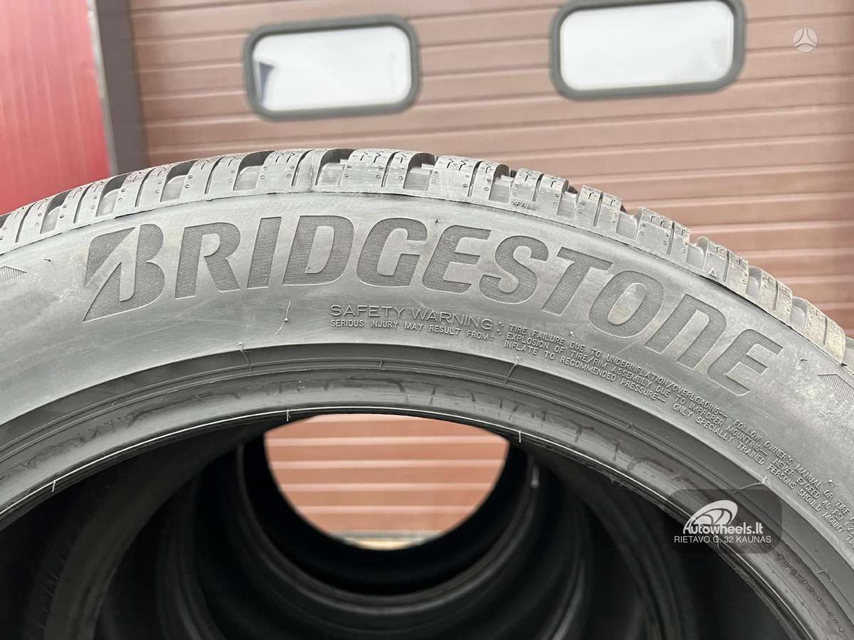 Bridgestone Blizzak LM005, winter 285/45 R20