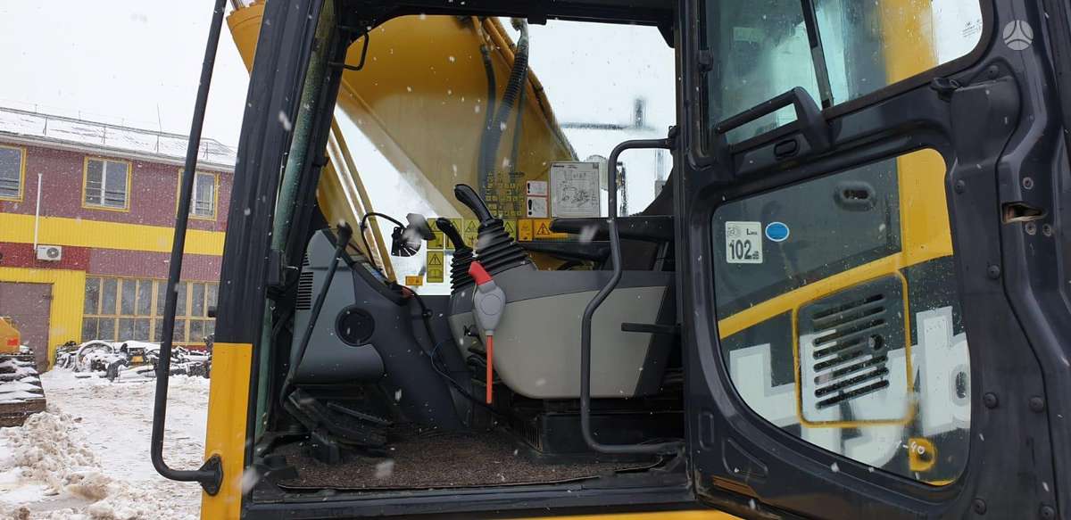 Komatsu HB215, ekskavatori