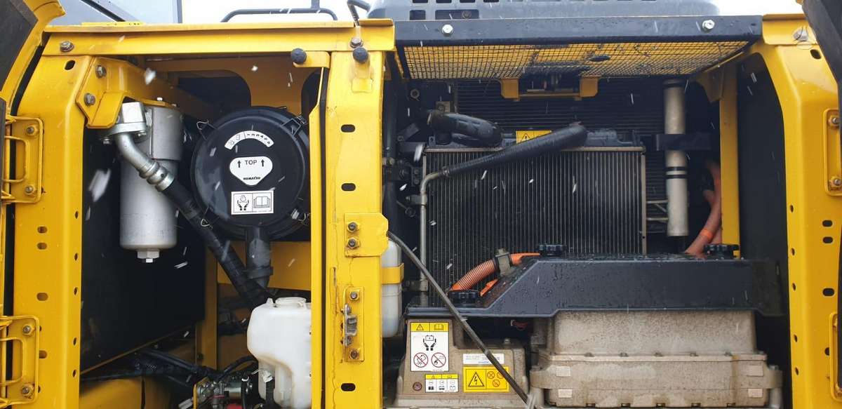 Komatsu HB215, ekskavatori