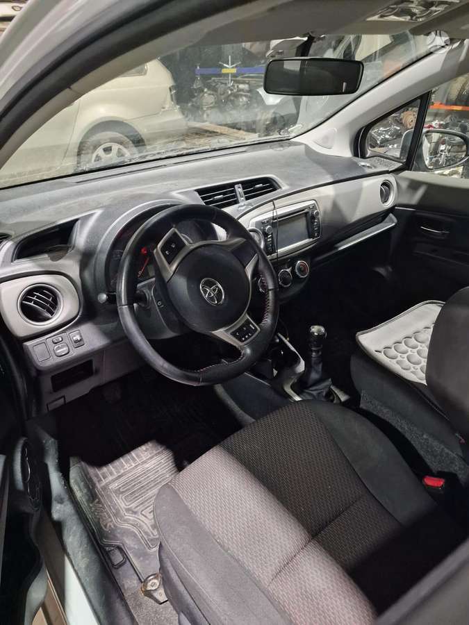 Toyota Yaris по частям