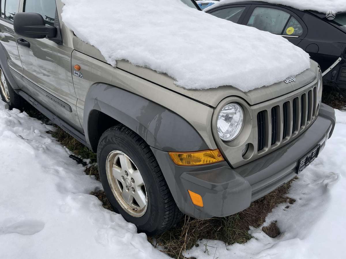 Jeep Cherokee dalimis. Apynaujos padangos