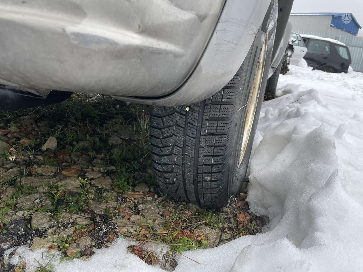 Jeep Cherokee dalimis. Apynaujos padangos