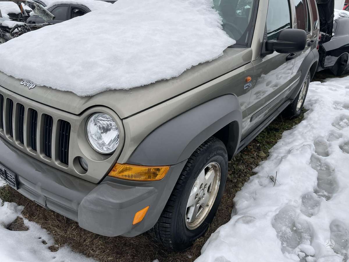 Jeep Cherokee по частям. Apynaujos padangos
