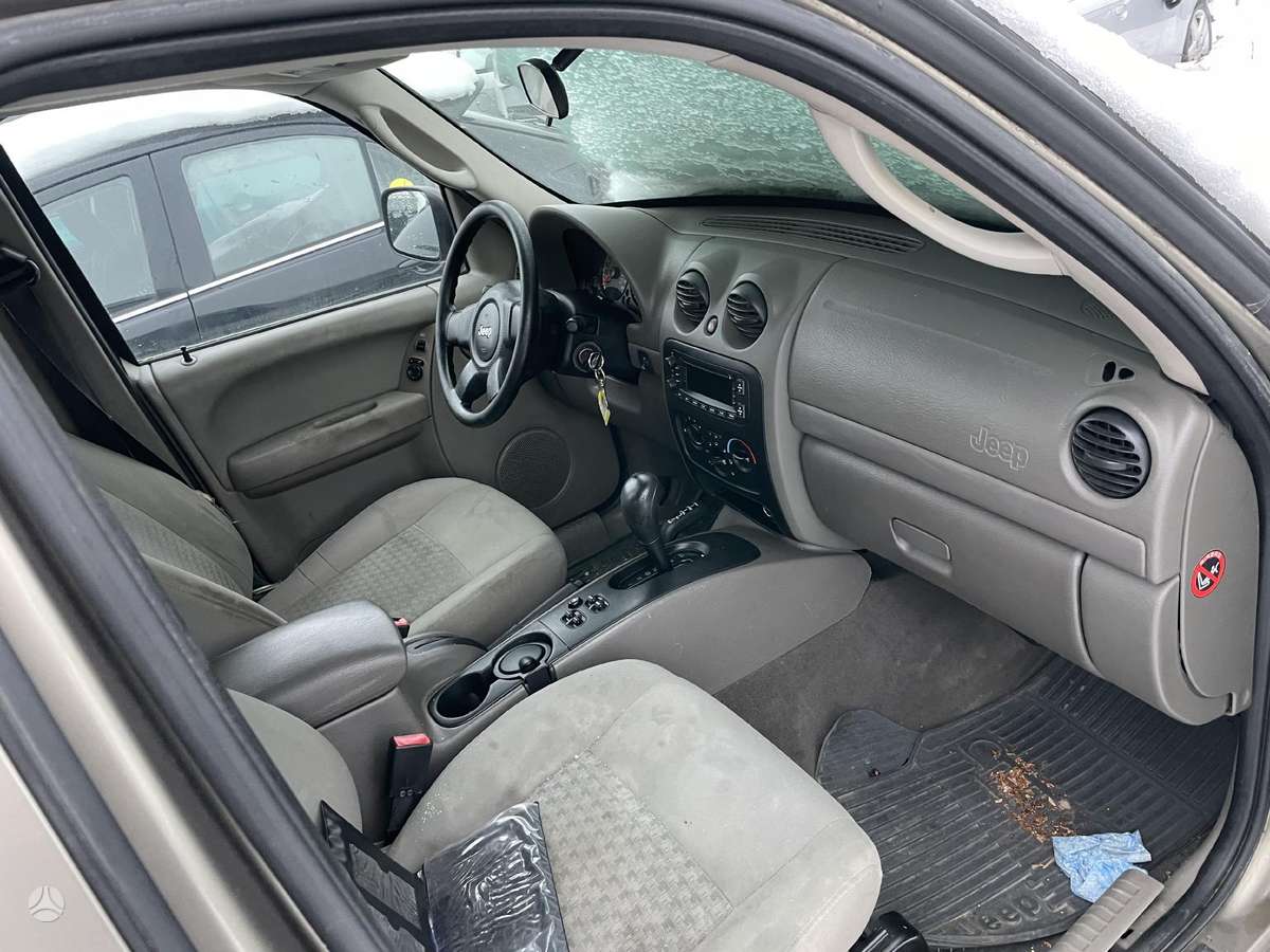 Jeep Cherokee по частям. Apynaujos padangos