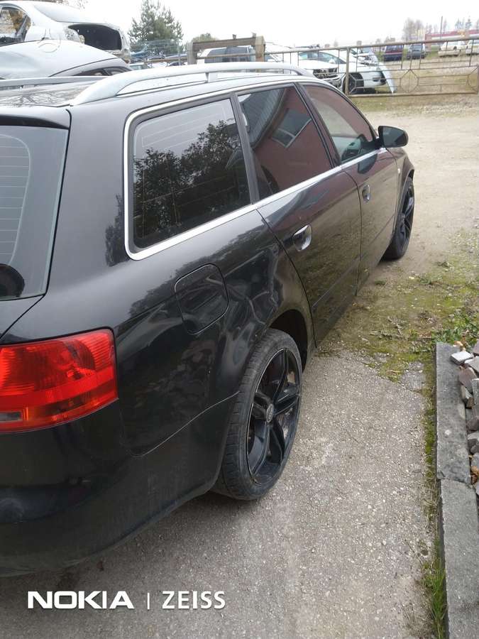 Audi A4 dalimis. Yra ir sidabrinės spalvos