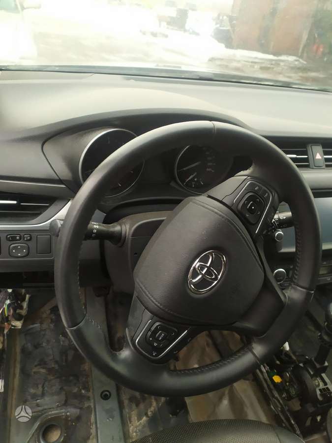Toyota Avensis for parts