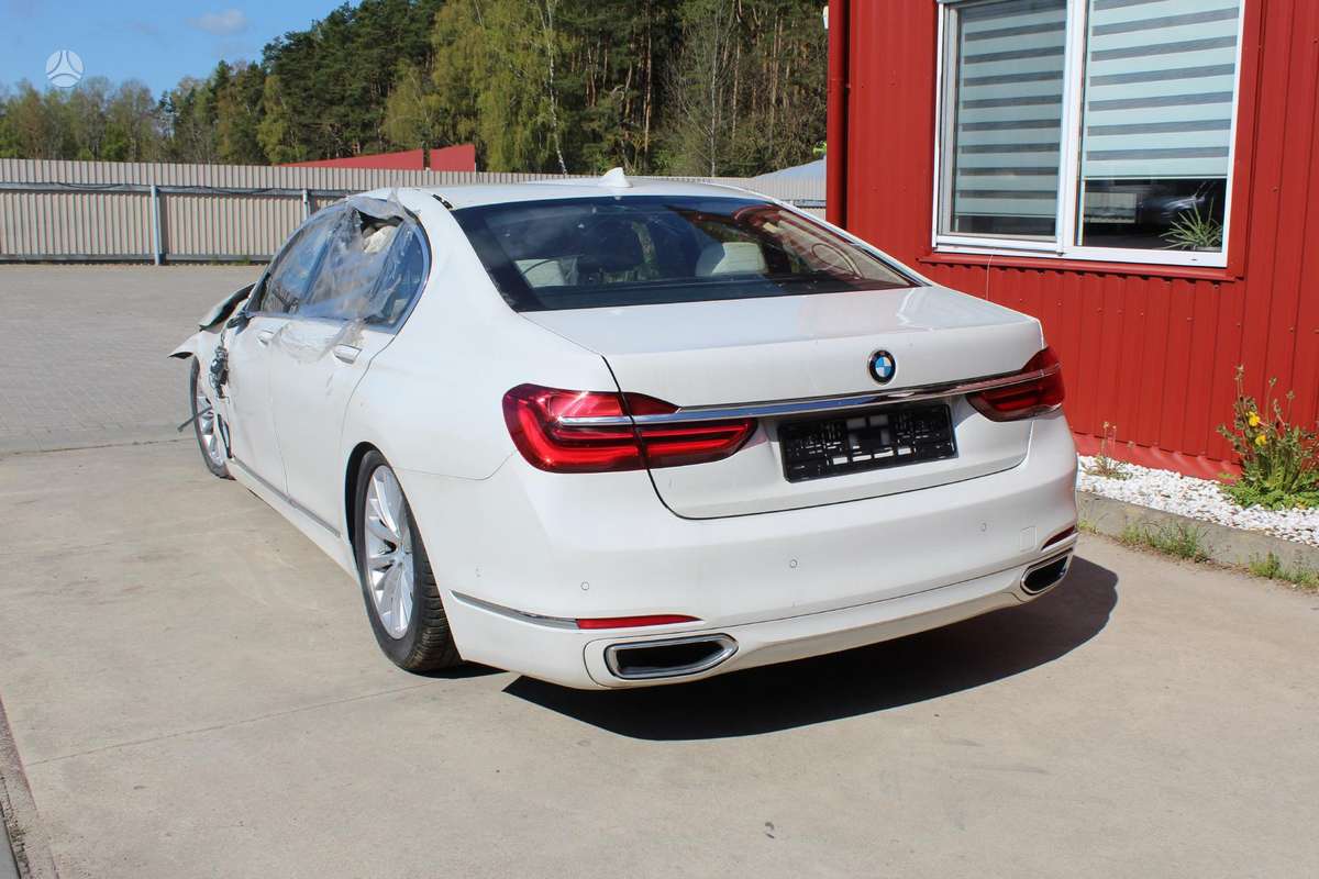 BMW 7 serija dalimis