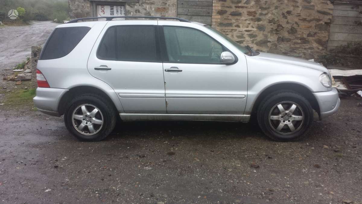 Mercedes-Benz ML500 Masina dalimis