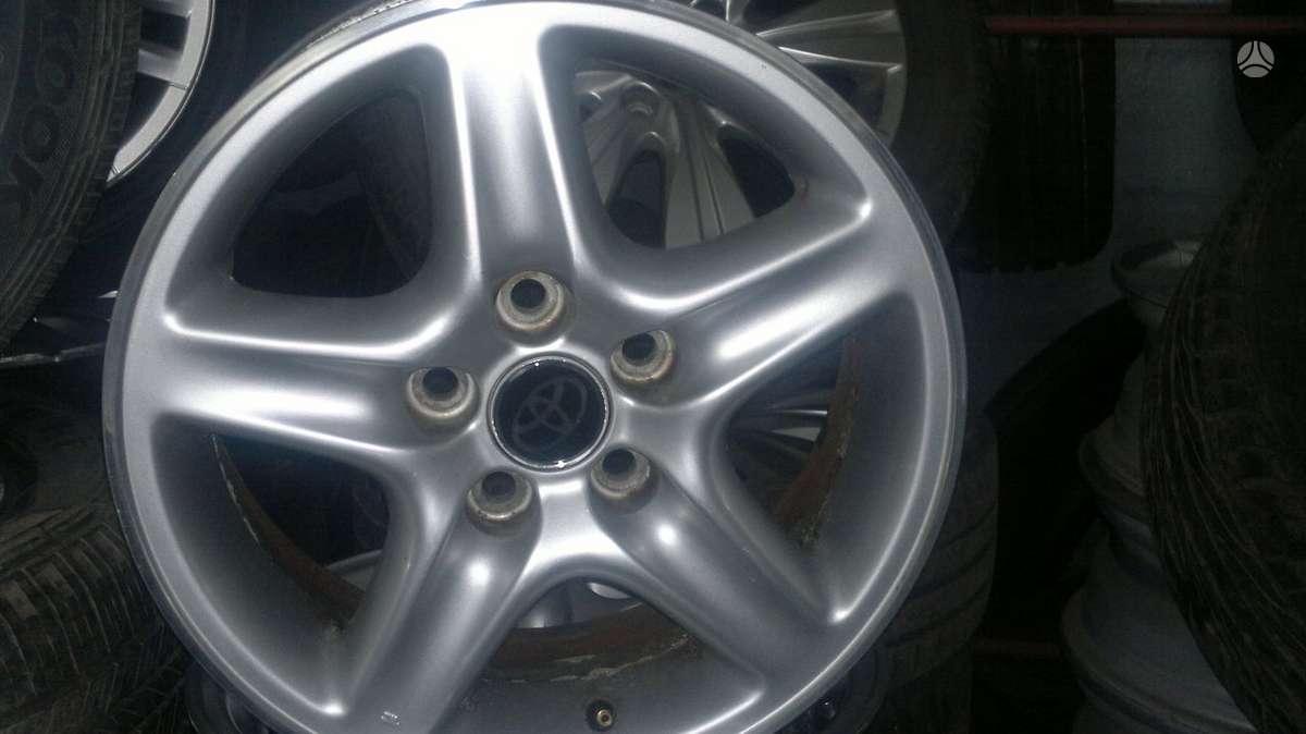 Toyota Corolla Verso dalimis. Nedidele rida