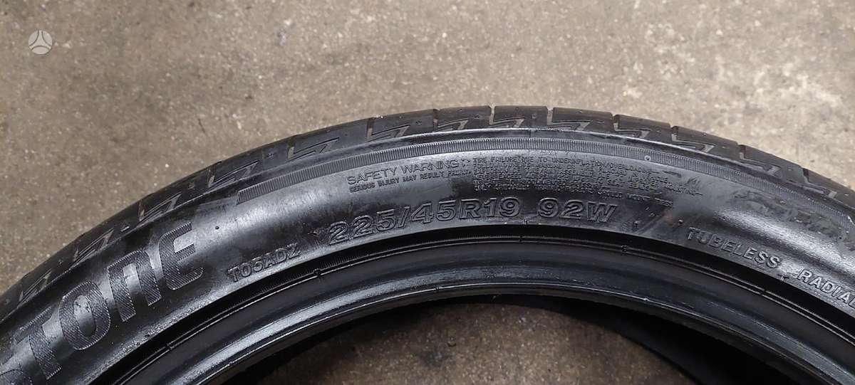 Bridgestone, vasaras 225/45 R19